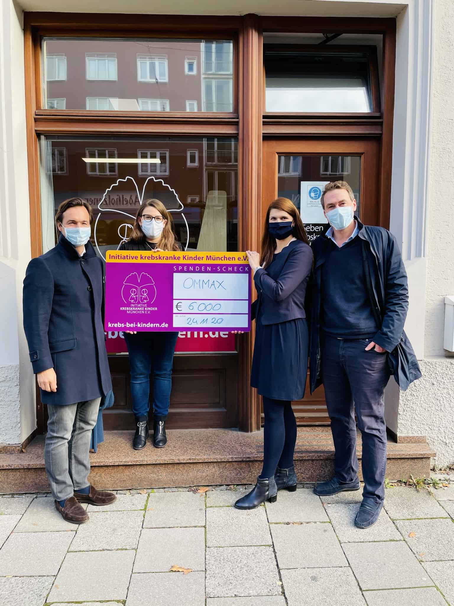 Personen mit Spendenscheck