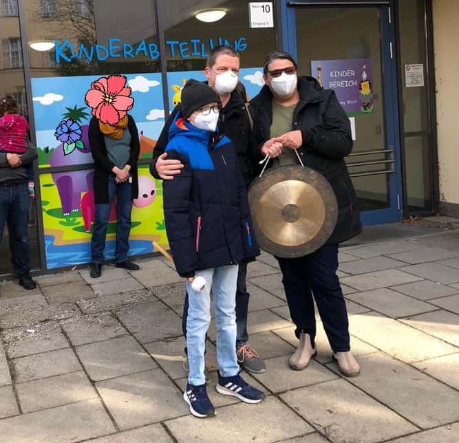 Eltern und Kind mit FFP2maske mit Gong