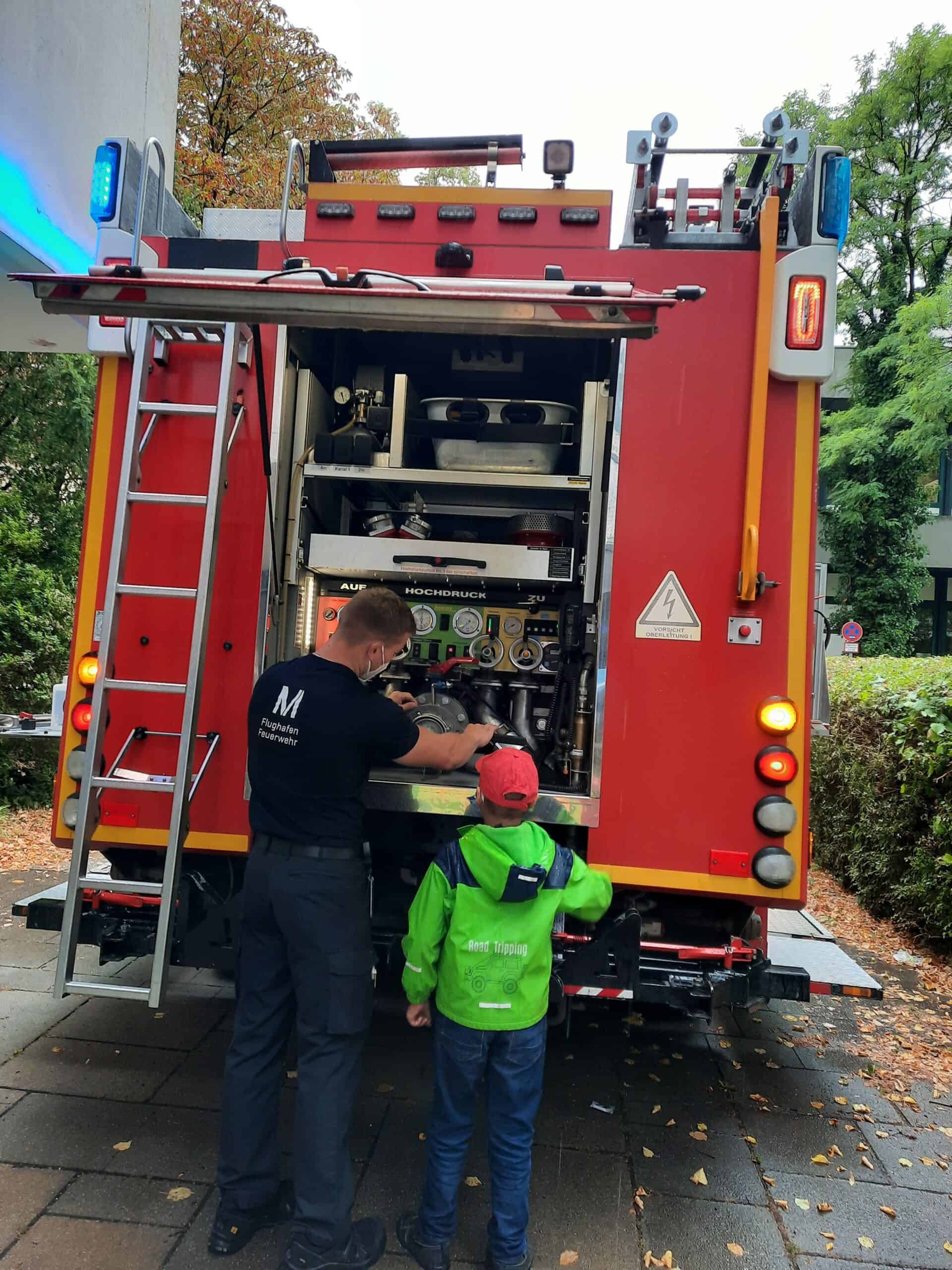 Feuerwehrmann mit KInd am HLF