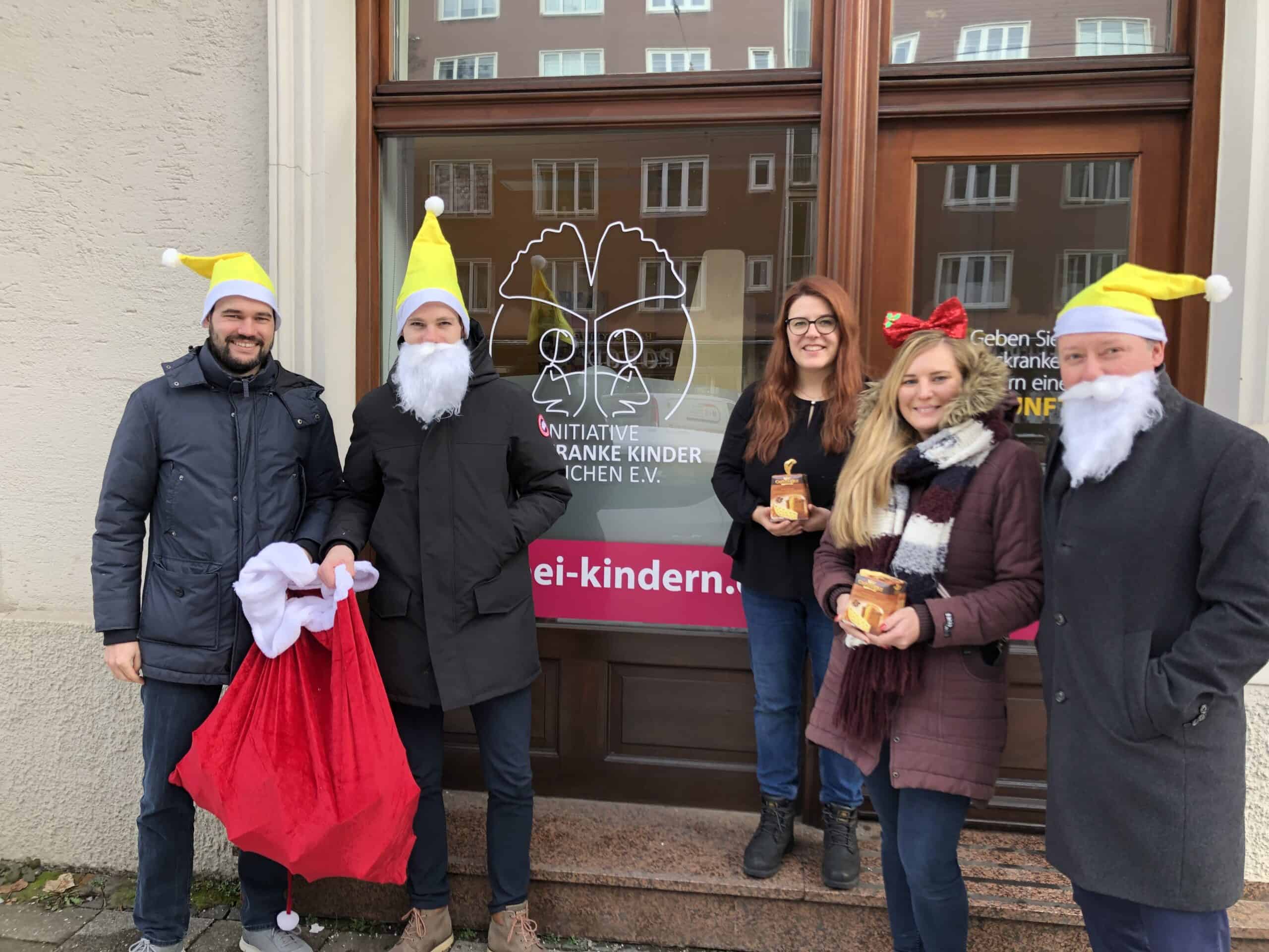 Personen(Weihnachtamänner) bei Spendenübergabe