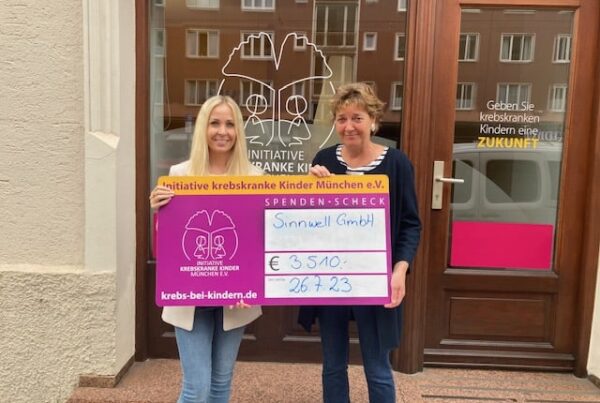 Zwei Frauen bei Spendenübergabe Sinnwell GmbH