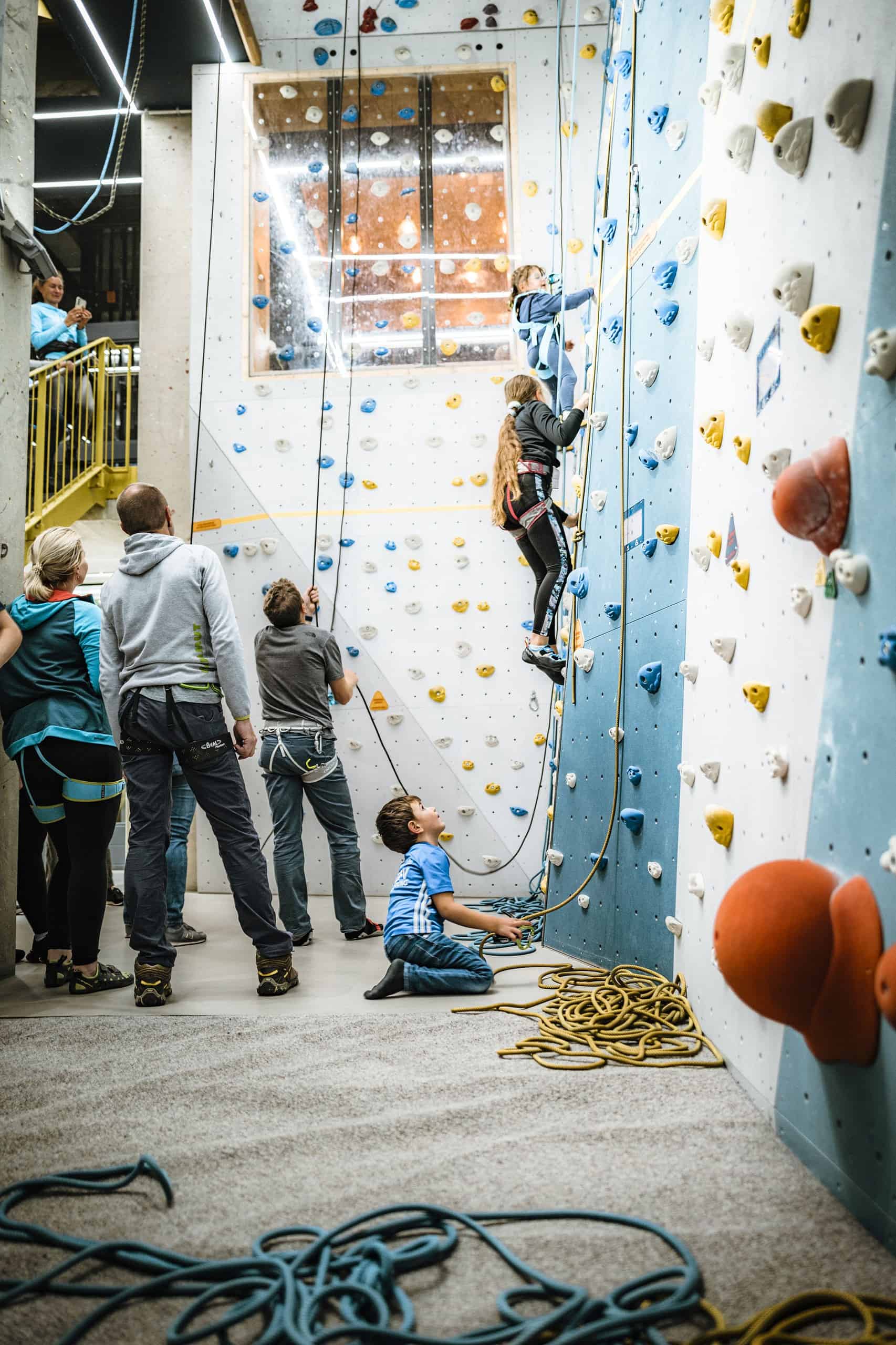 Kinder an Boulderwand