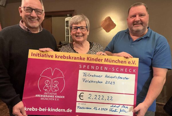Drei Personen bei Spendenübergabe der Teilnehmer Adventsfenster Feldkirchen 2023