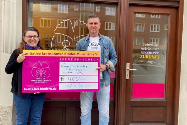Zwei Personen bei Spendenübergabe des Gymnasium in Moosach