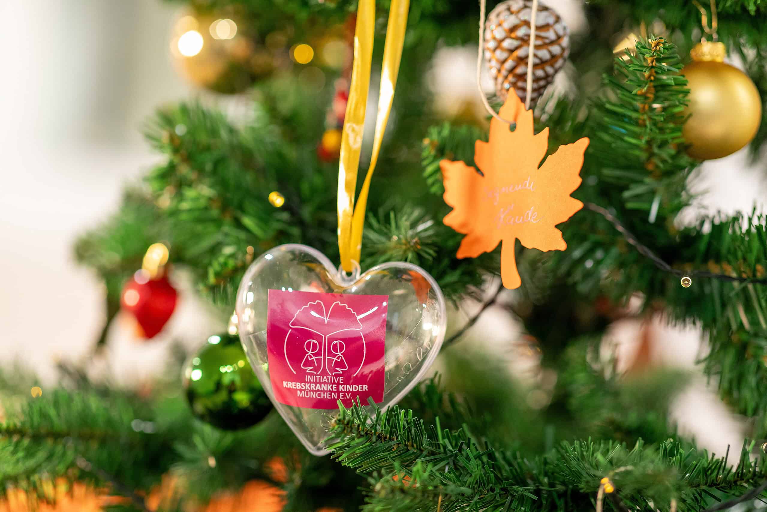 Nahaufnahme Weihnachtsbaum mit Schmuck