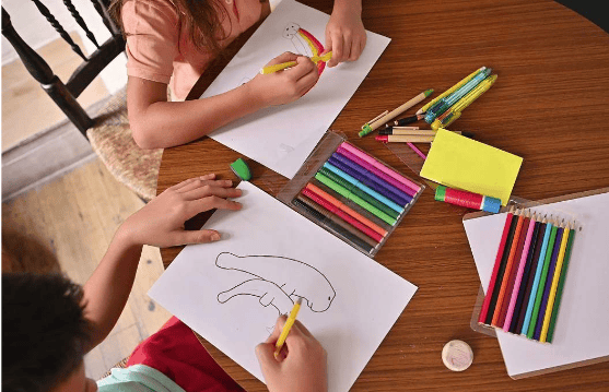 Nachhilfe und kreative Beschäftigung – ehrenamtliche Hilfe für Kinder und Geschwister