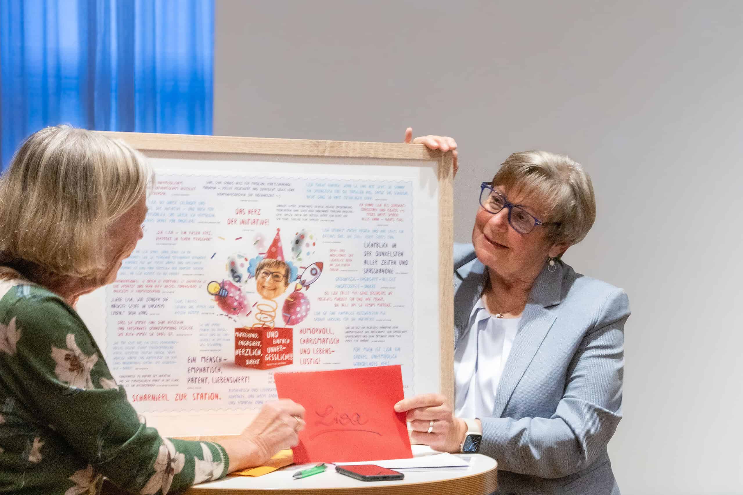 A.Andrae überreicht Lisa eine Tafel mit Zitaten und Bilden