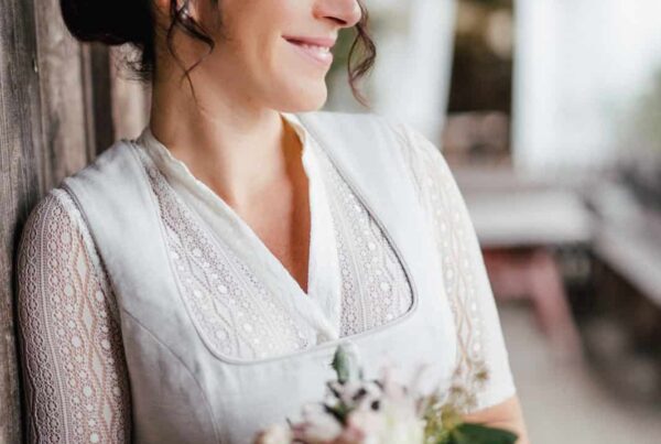 Frau mit Blumenstrauß, schaut nach rechts