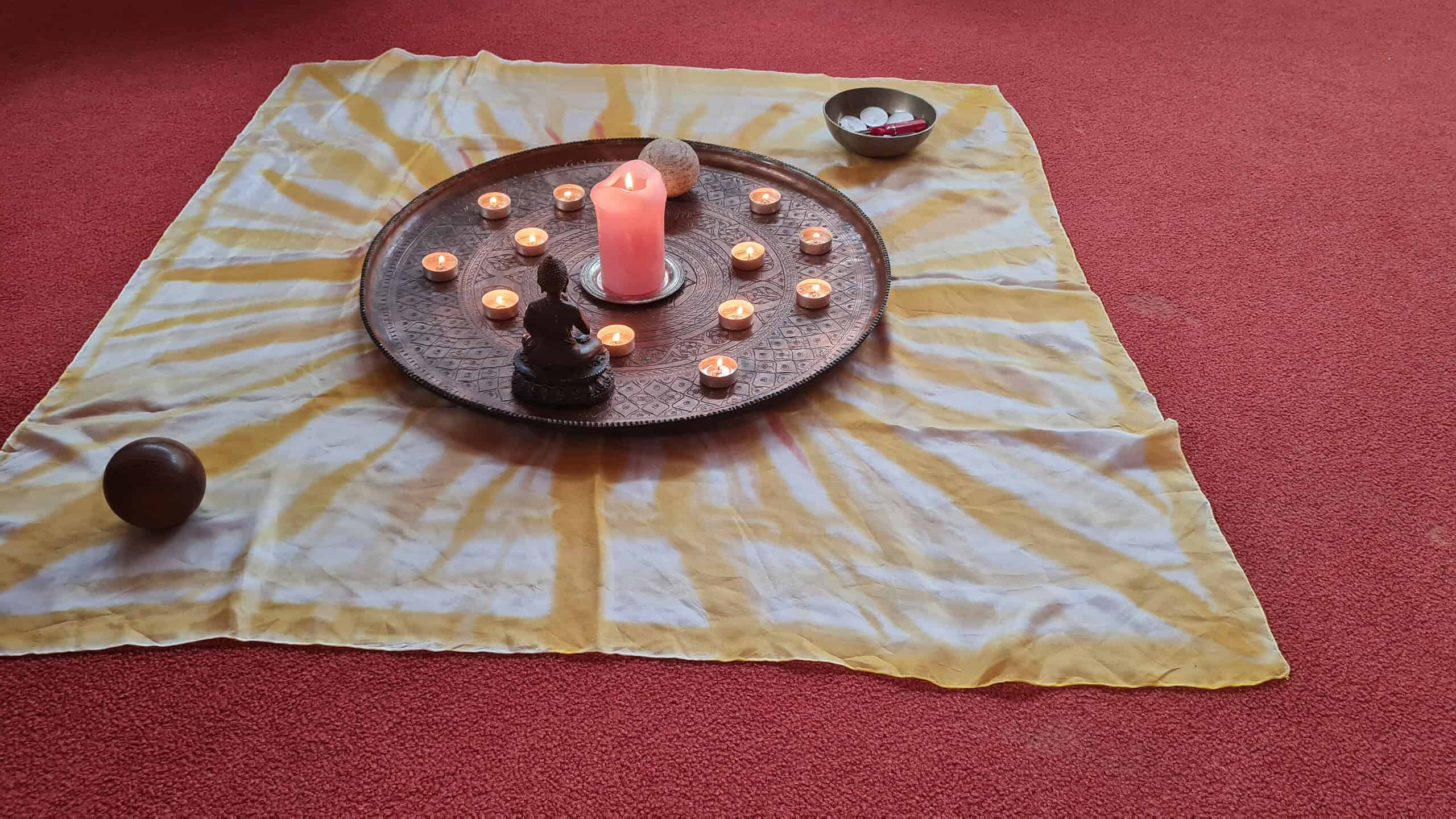 Tuch mit Sonnenstrahlen, darauf eine Schale mit Kezen