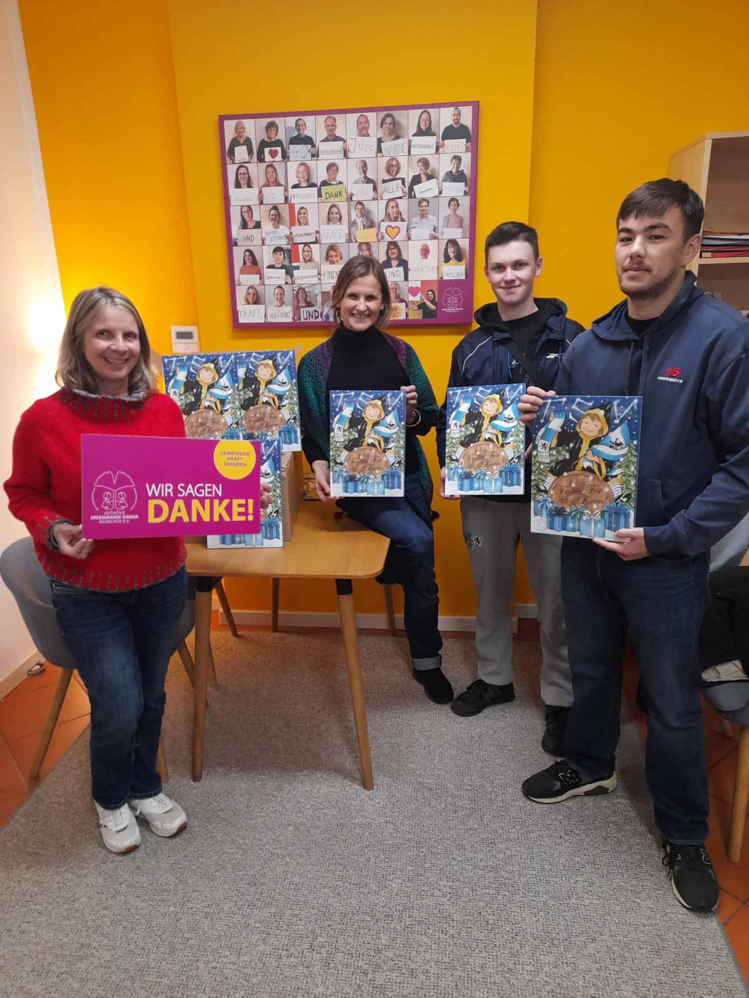 4Personen im Büro halten Adventskalender