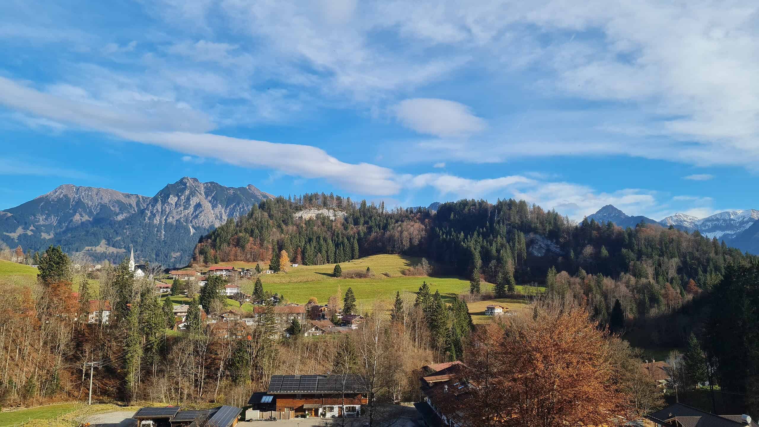 Voralpenlandschaft im Herbst mit hohen Bergen im Hintergrund