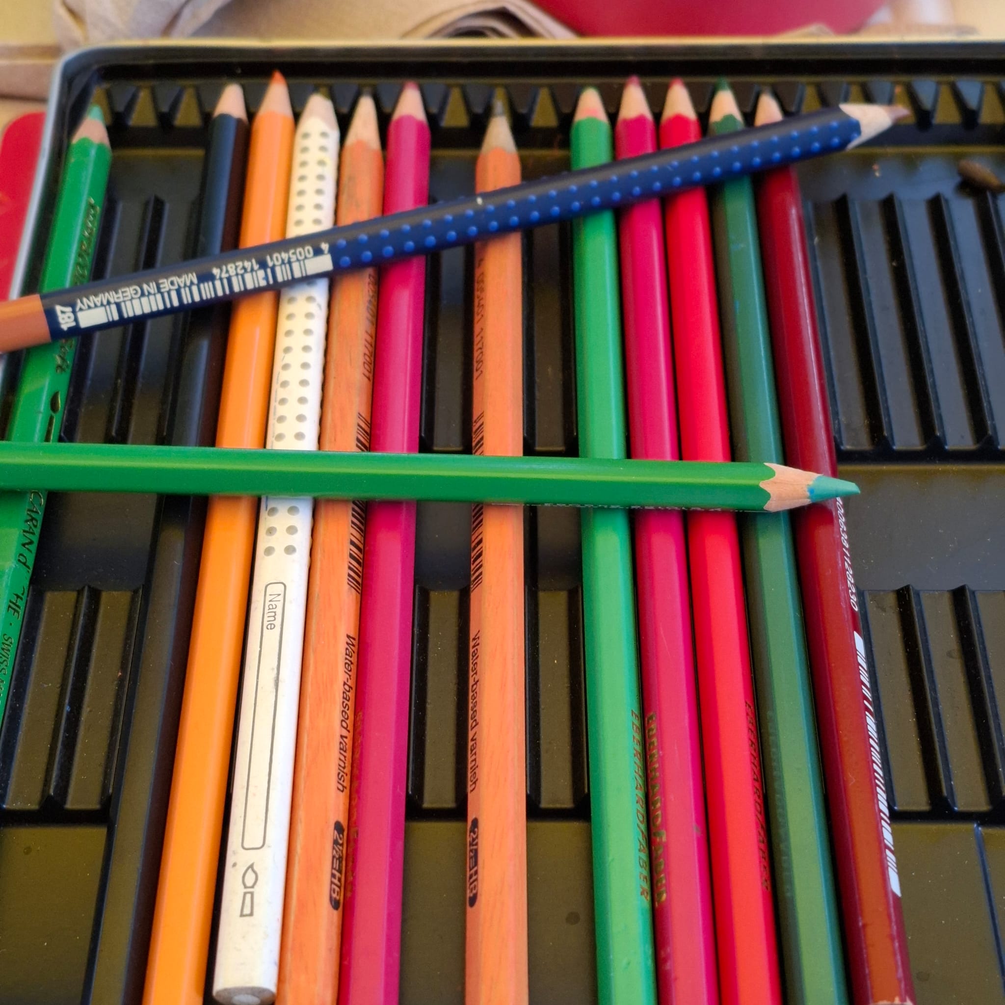 Buntstifte als Symbol für kreativen Ausdruck in der Kunsttherapie