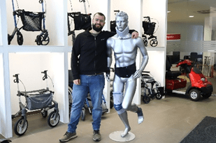 Mann mit silberner Schaufensterpuppe