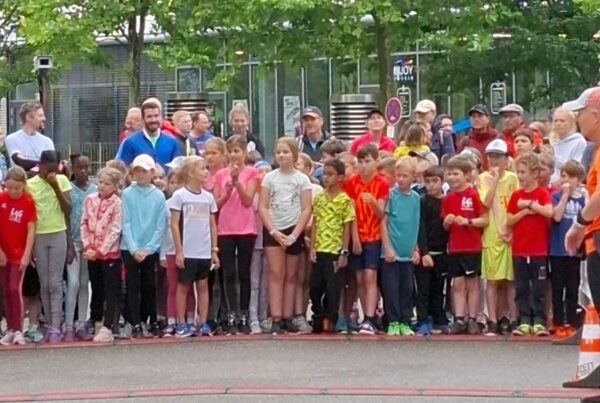 Viele Kinder warten auf den Start des Laufs