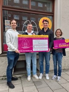 4 Personen vor d. Ladenbüro