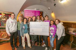 10 Personen mit grossem Spendenscheck