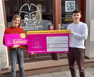Felix und Anke mit Spendenscheck