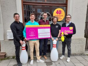 5 Männer bei der Spendenübergabe