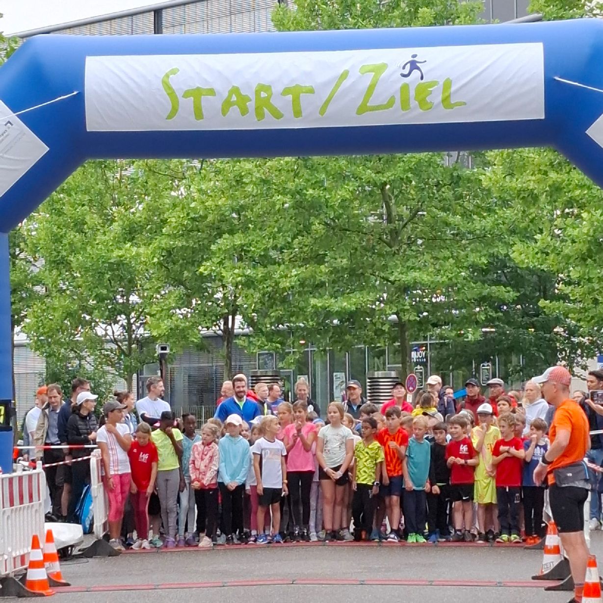 Viele Kinder warten auf den Start des Laufs