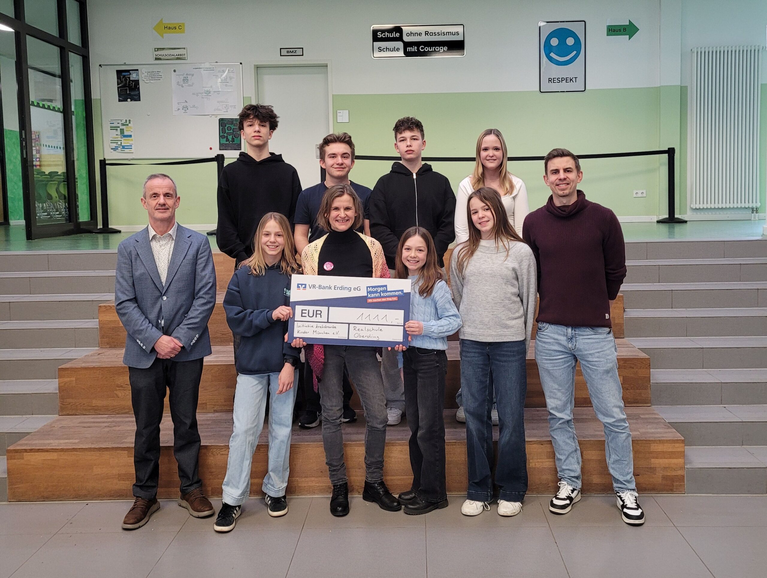 7 Schüler & 2 Lehrer übergeben Spendenscheck