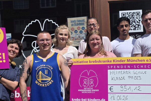 8 Personen mit Spende vor dem Büro