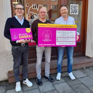 3 Maenner vor d. Büro mit Spende