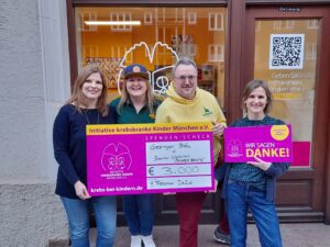 3 Frauen ein Mann mit Spende