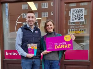 Mann und Frau vor Ladenfront