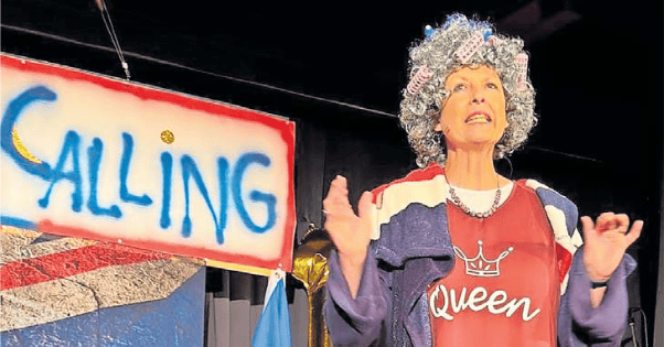 Frau als Queen verkleidet