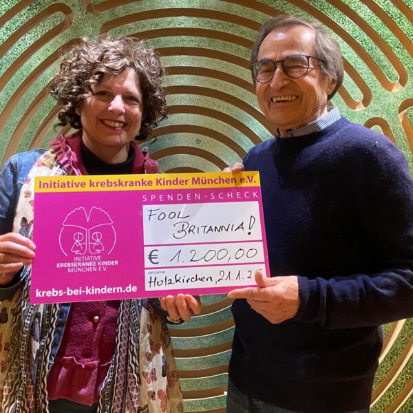 Vanessa Mag und Peter Seib mit dem Spenden-Scheck