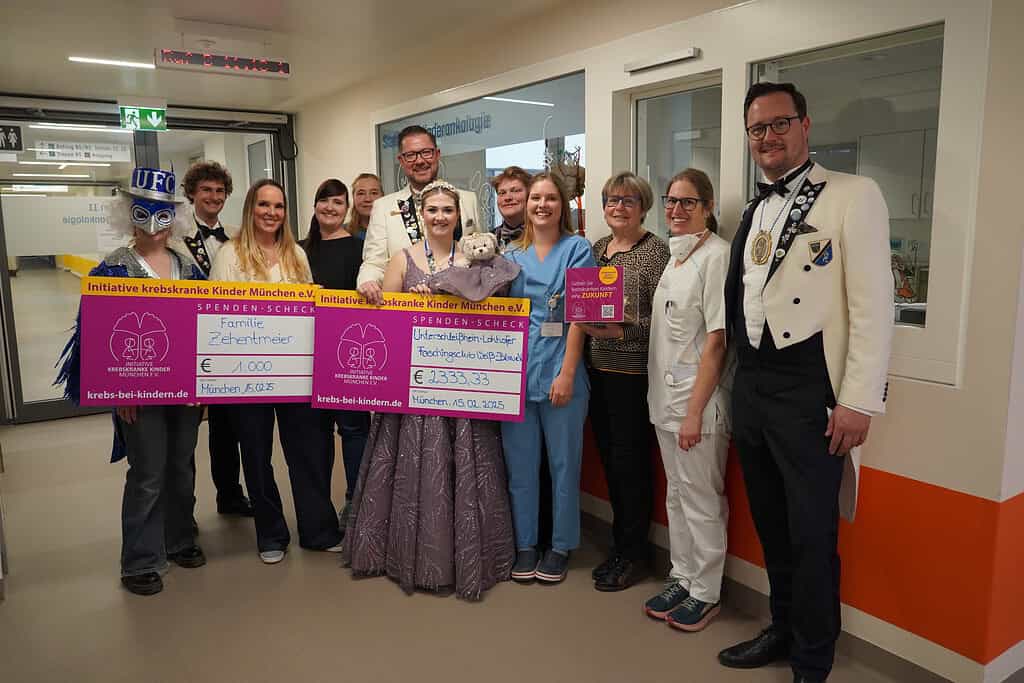 Gruppe Faschingsverein auf dem Flur der Kinderkrebsstation übergibt 2 Spendenschecks