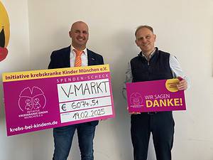 2 Männer, einer hält einen Spendenscheck, einer ein Dankeschild