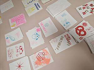 Karten mit bunten Aufdrucken und Texten