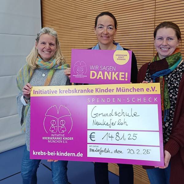 3 Frauen mit großem Spendenescheck und "Danke"-schild