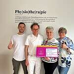 4 Personen mit Spendenscheck 