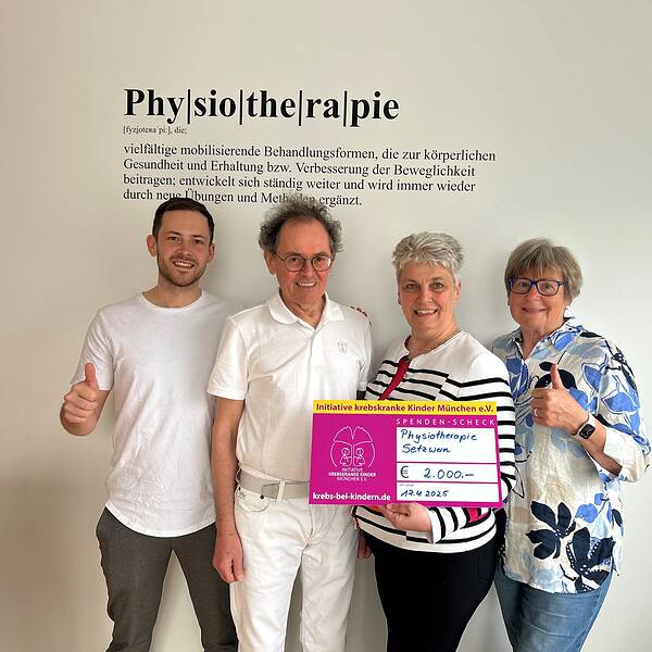 4 Personen mit Spendenscheck für die Physiotherapie Setzwein