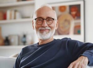Portrait eines älteren Mannes in einer heller Wohnung