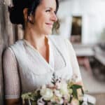Frau mit Blumenstrauß, schaut nach rechts