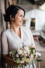 Frau mit Blumenstrauß, schaut nach rechts