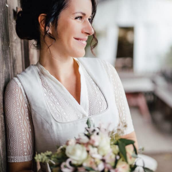 Frau mit Blumenstrauß, schaut nach rechts