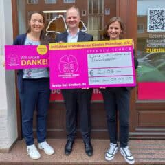 2Frauen und 1 Mann mit Spendenscheck