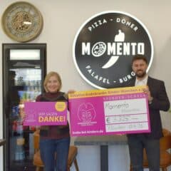 Frau und Mann bei Spendenübergabe