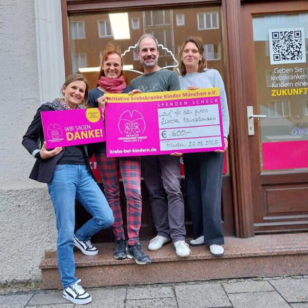 3 Frauen 1 Mann zeigen den Spendenscheck.