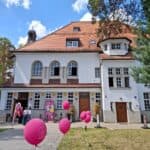 Ballons im Garten vor einem Haus