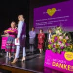 Bühne mit Moderatorin und Gesprächspartnerin