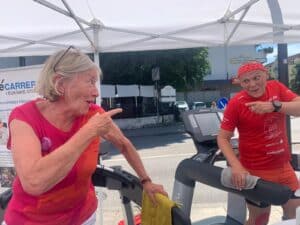 zwei Personen auf Laufbändern