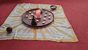 Tuch mit Sonnenstrahlen, darauf eine Schale mit Kezen