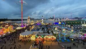 Blick über die Wiesn am Abend