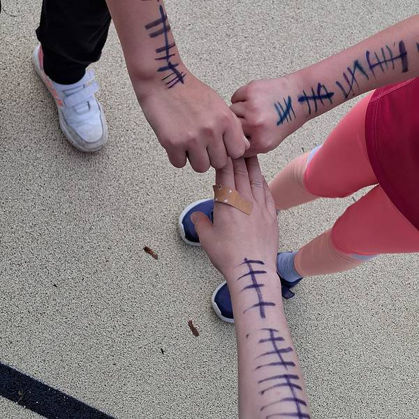 drei Kinderarme mit aufgemalten Strichlisten